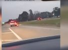 ¡Este conductor se vuelve loco y atropella a un motorista!