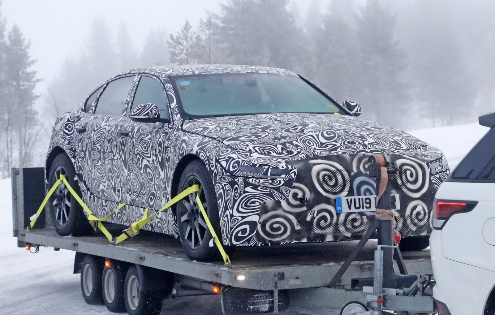 New Jaguar XJ spotted in camouflage paint