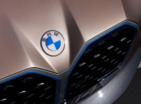 BMW presenta oficialmente su nuevo logotipo pero, de momento, no se utilizará en automóviles