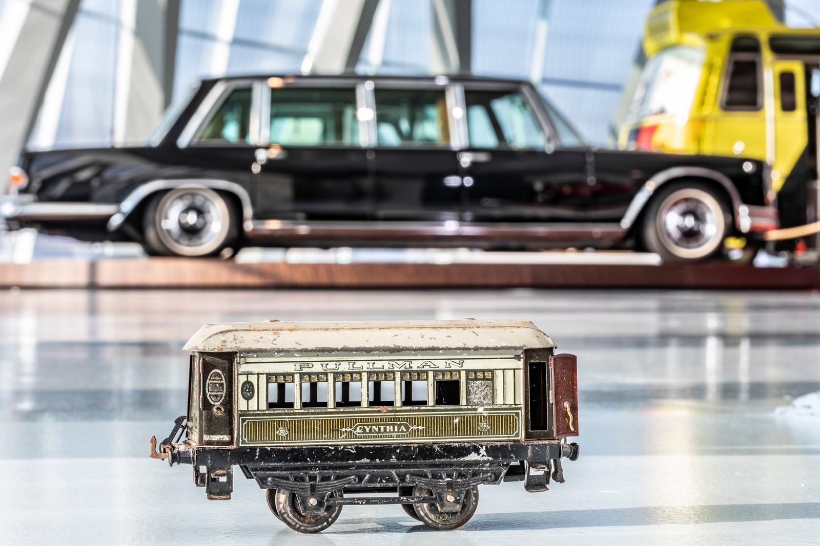 Mercedes Pullman muestra coches de lujo