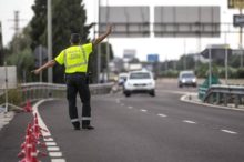 La Guardia Civil nos enseña cómo debemos pararnos ante un control en carretera