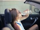 Llevar una botella de agua en el coche: ¿un riesgo para la seguridad?