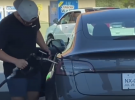 No, no insistas: echarle gasolina a un Tesla Model 3 no es una buena idea