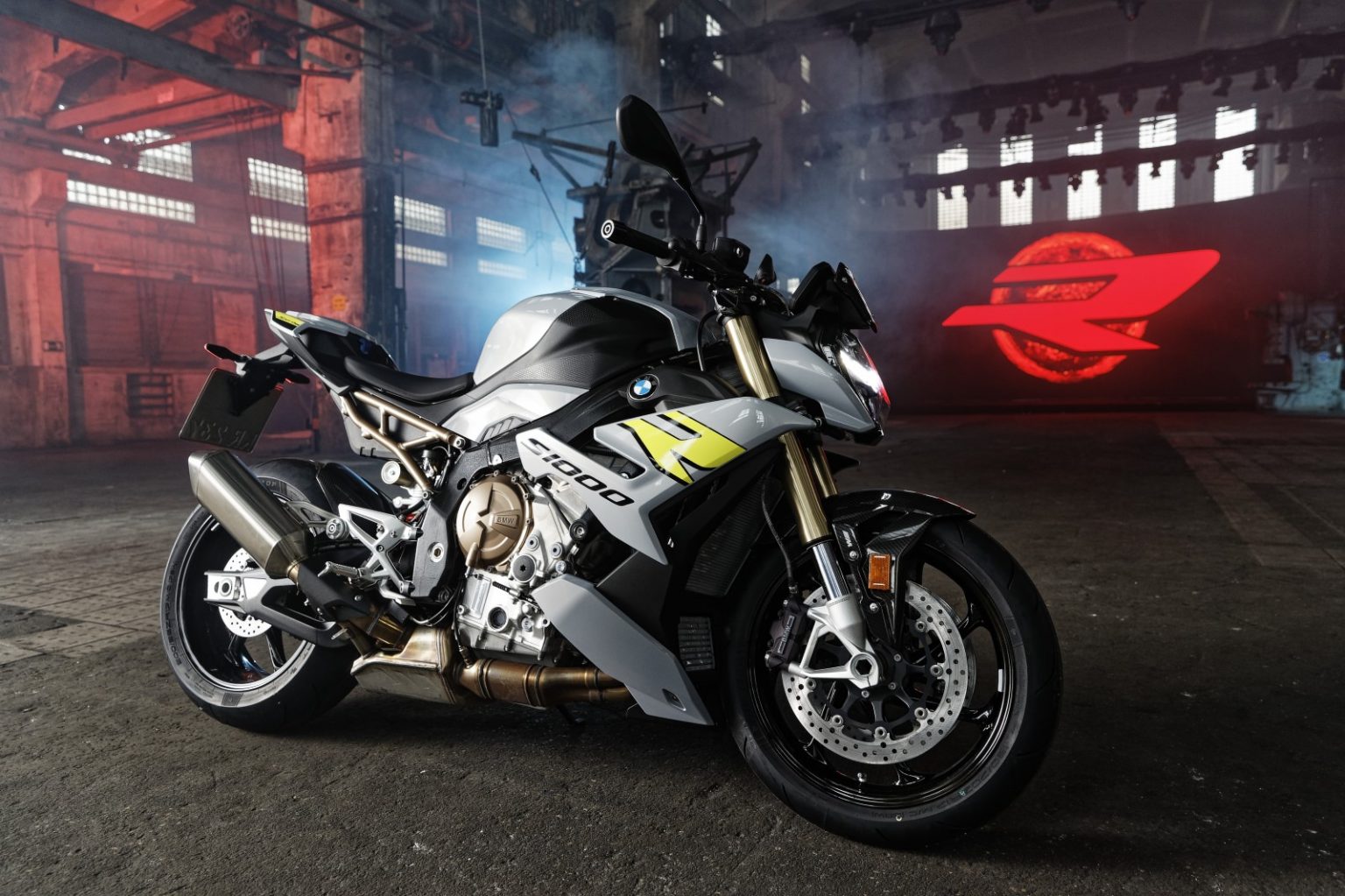 BMW S 1000 R se renova carregada de tecnologia e potência