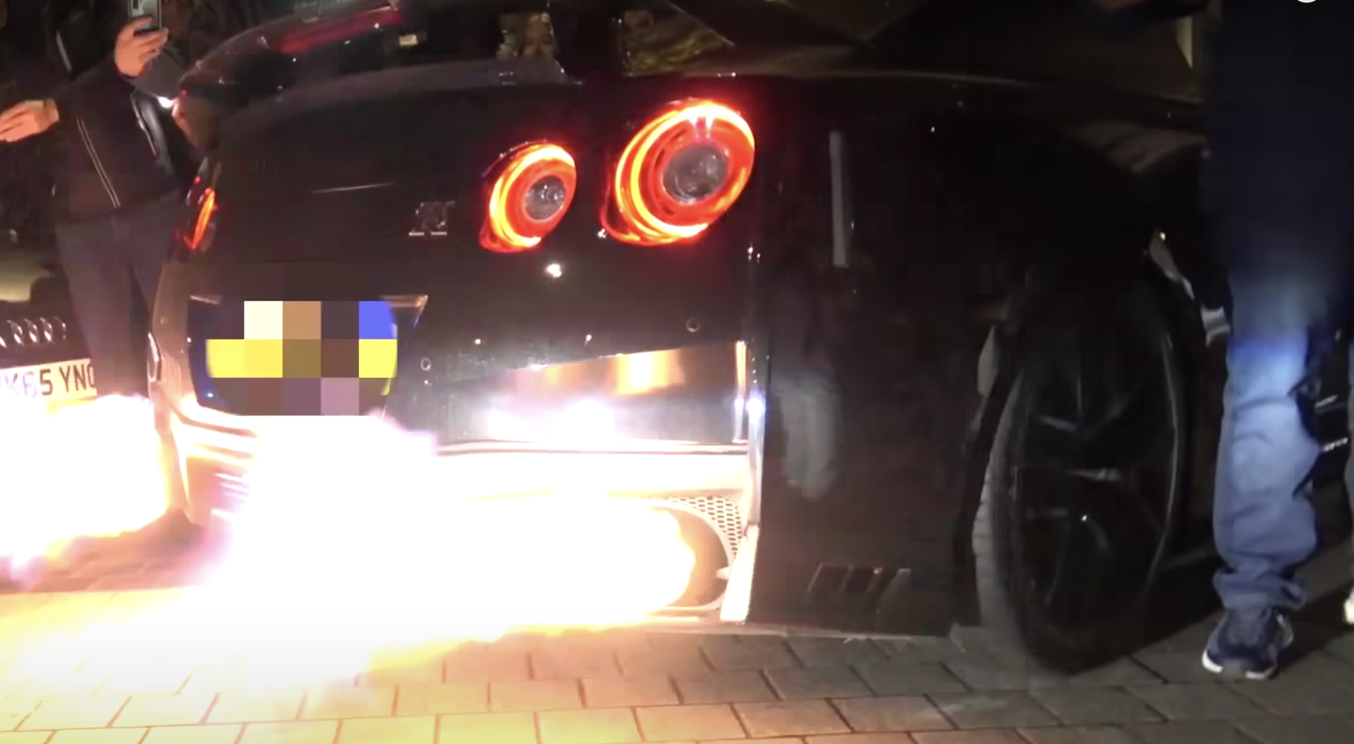 Nissan Gt R Video Llamas Incendio 2