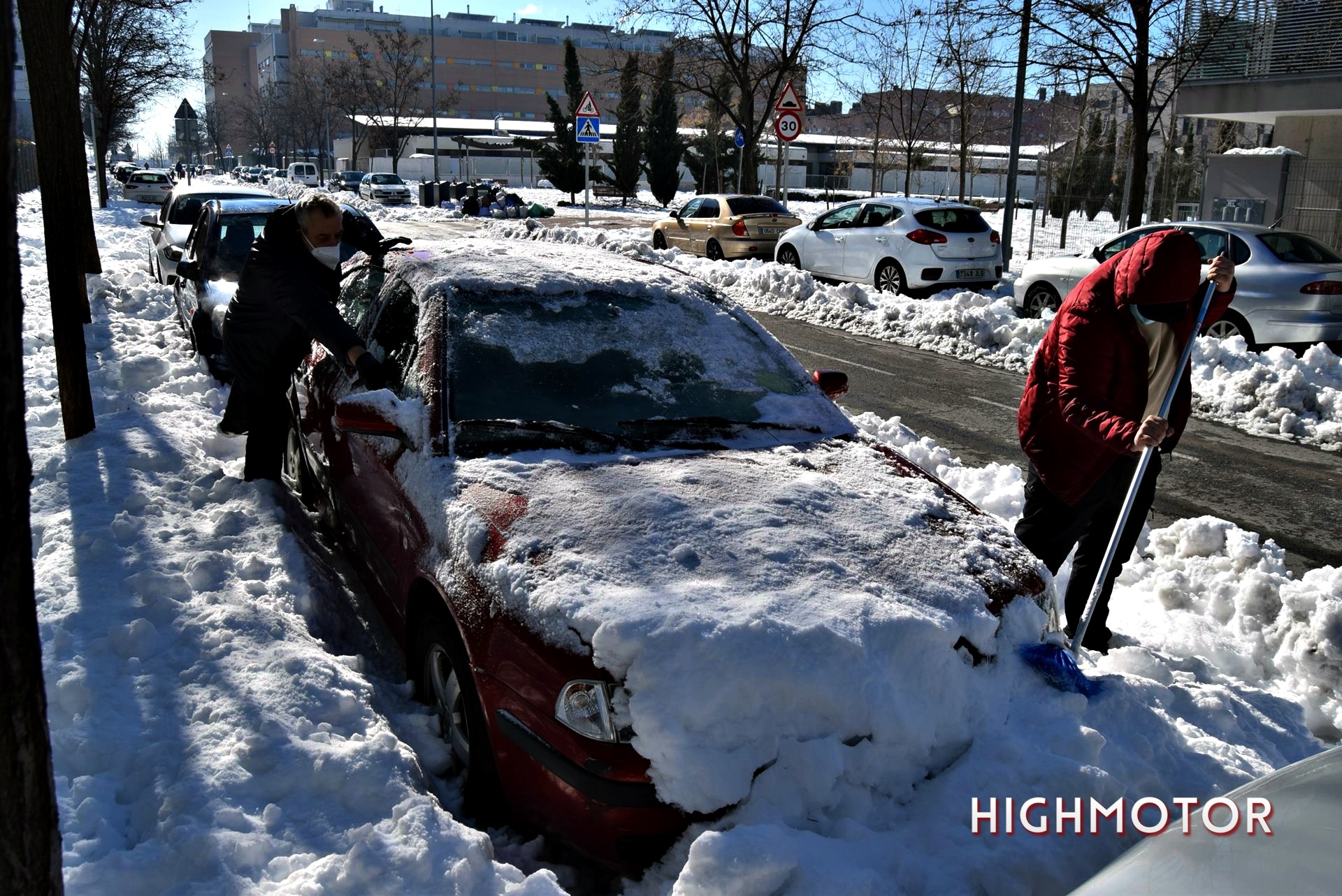 Quitar Nieve Y Hielo Del Coche (1)