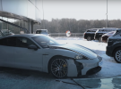 Vídeo: un youtuber termina estrellando un Porsche Taycan Turbo S en el concesionario