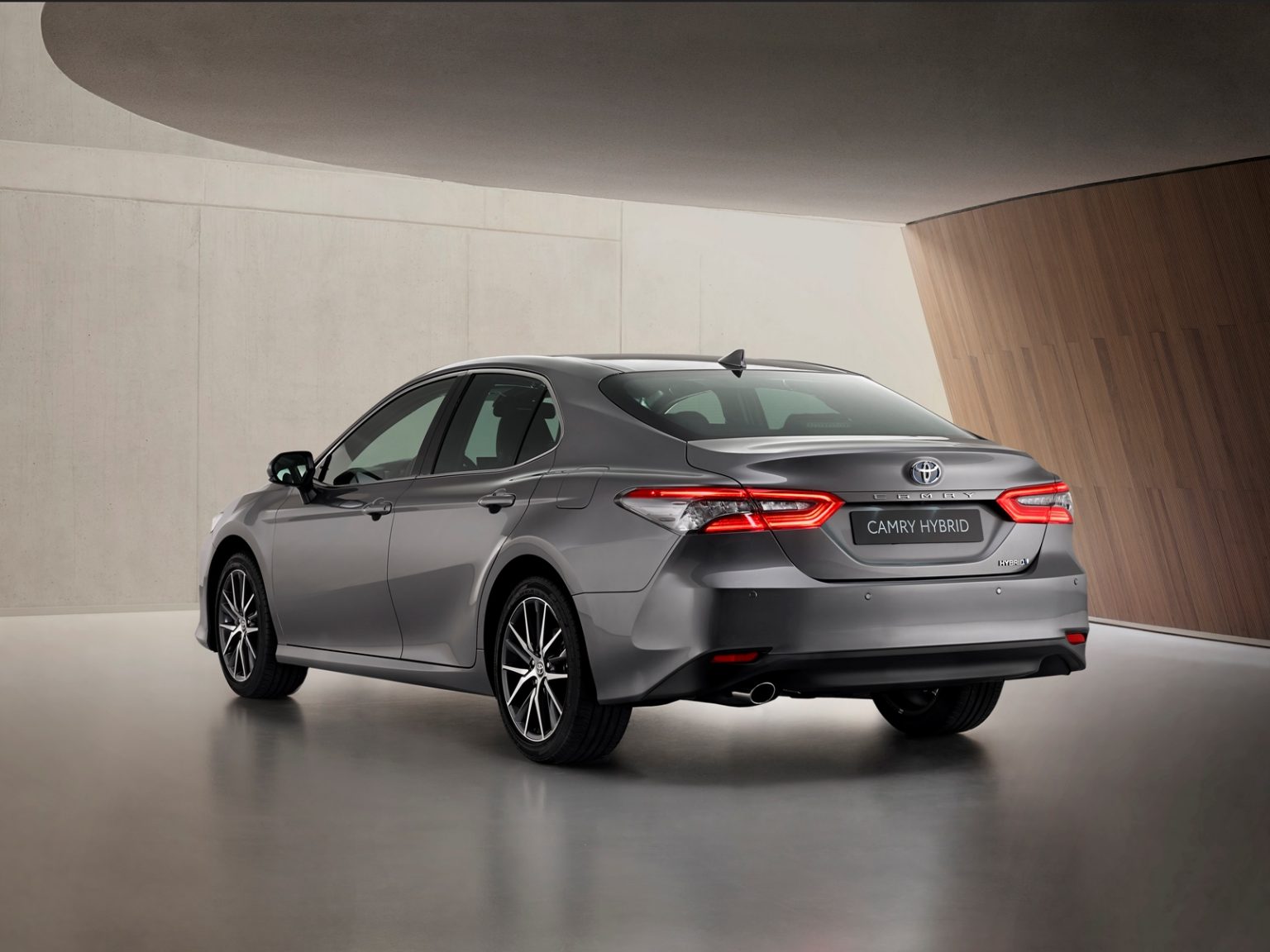 Toyota Camry Electric Hybrid anuncia el precio de su restyle