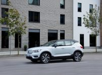 Volvo Xc40 Recharge P8 Awd In Glacier Silver