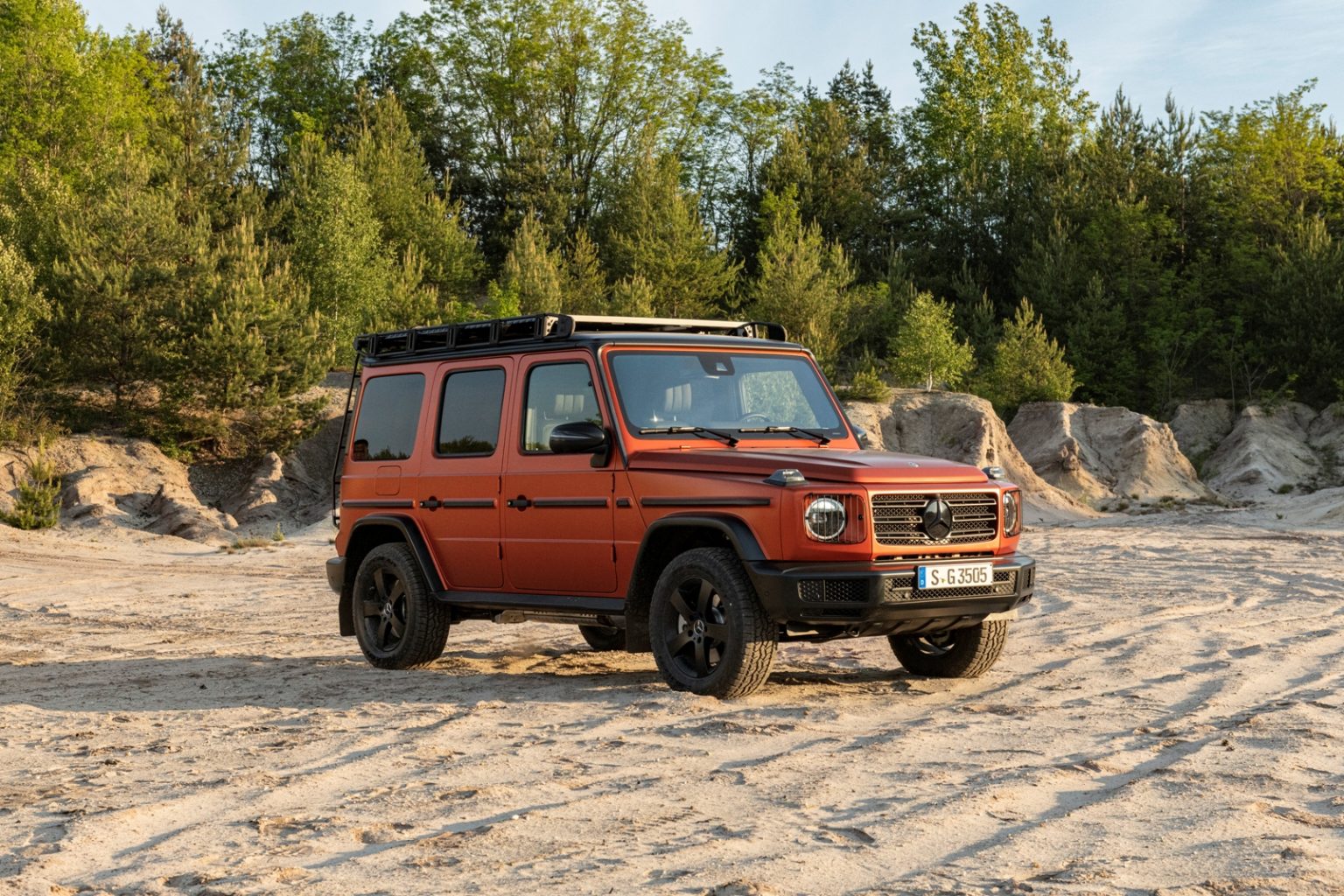 The mercedes g class presents the professional line finish