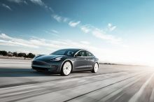 El Autopilot de Tesla se enfrenta a un nuevo problema: frenazos inesperados durante la conducción