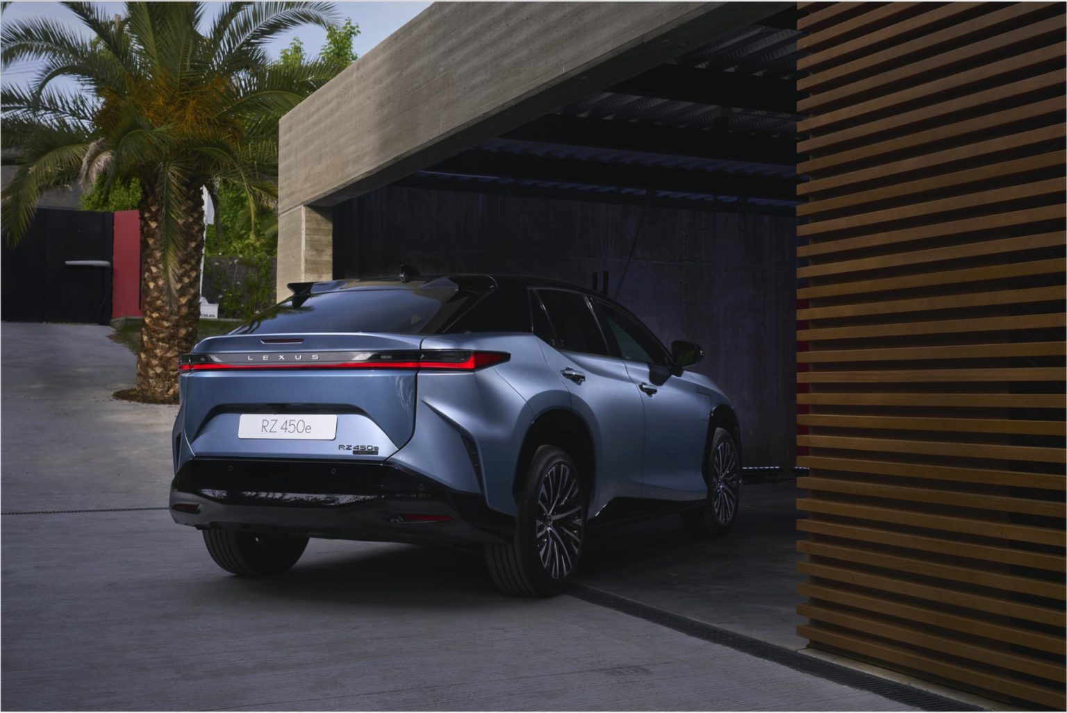 A Lexus az „F Design” kivitelt mutatja be RX 450h+ plugin hibrid modelljén