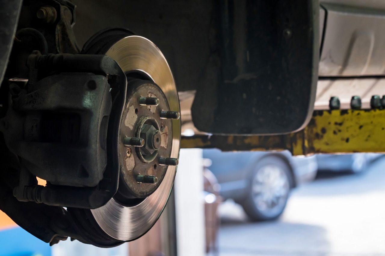 Discos de freno alabeados en un coche…qué significa y cómo detectar el  problema