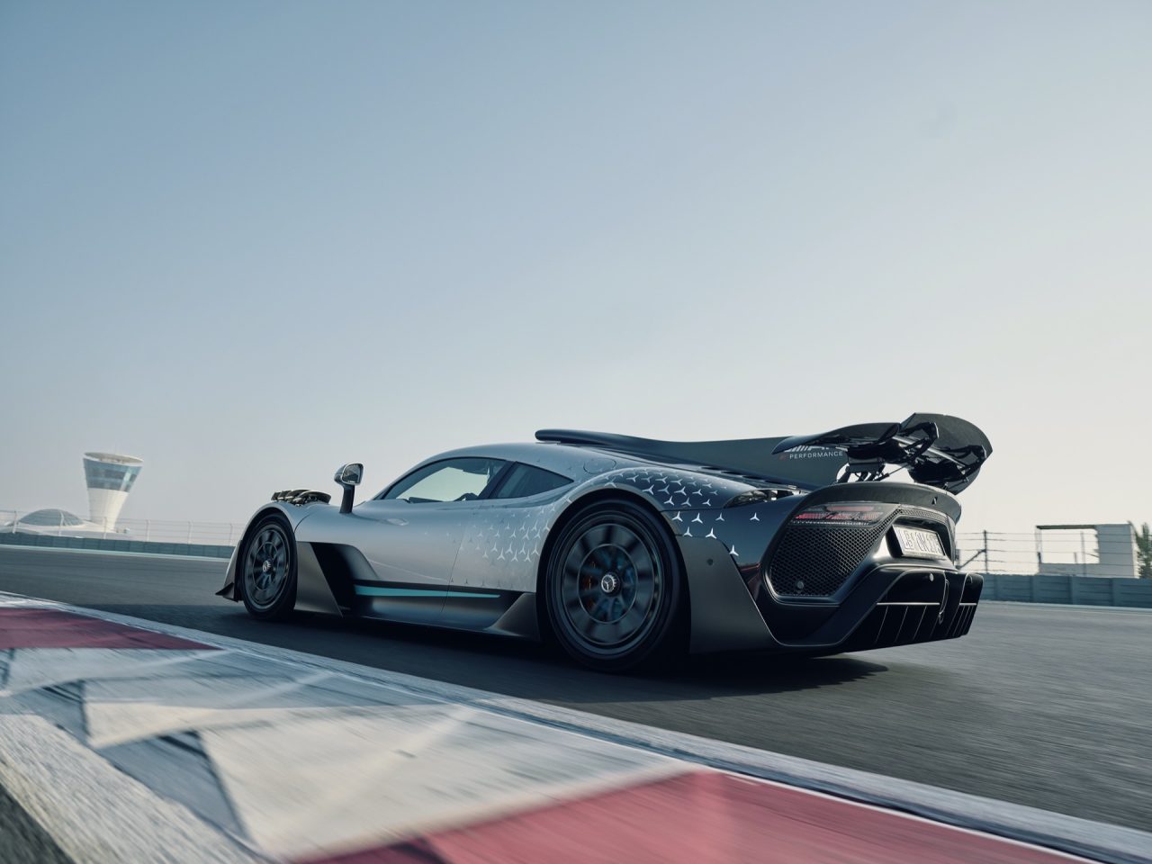 Der Neue Mercedes Amg One: Formel 1 Technologie Für Die Straße 新しいメルセデス AMG  One: 道路用の F1 テクノロジー