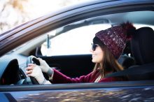 Conducir con abrigos: un hábito que puede conllevar una multa