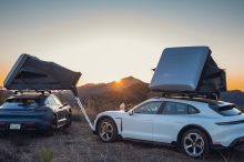 El Porsche Taycan Cross Turismo se va de acampada con la carpa desmontable de la marca