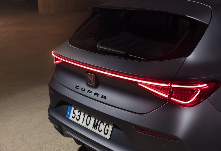 Jak wybrać kompaktowy PHEV z naklejką ZERO w 2026 roku: minimalny zasięg elektryczny, ładowanie AC i niezawodność baterii