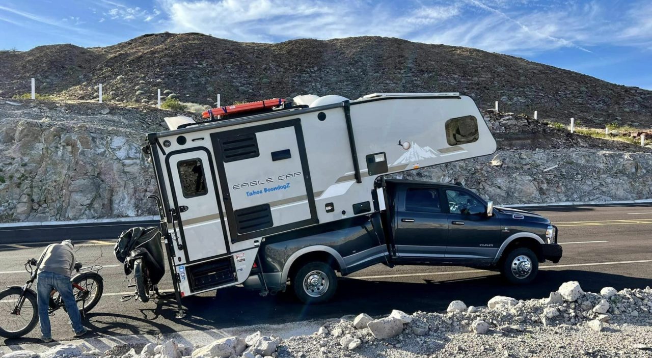 Este RAM 3500 se parte al llevar una caravana por el peso