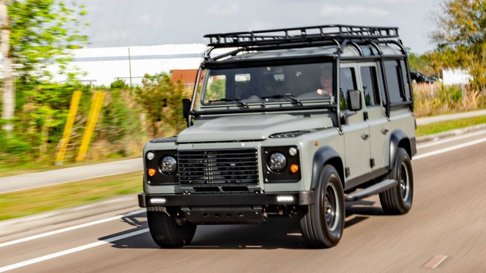 Este es Land Rover Defender con corazón de Tesla