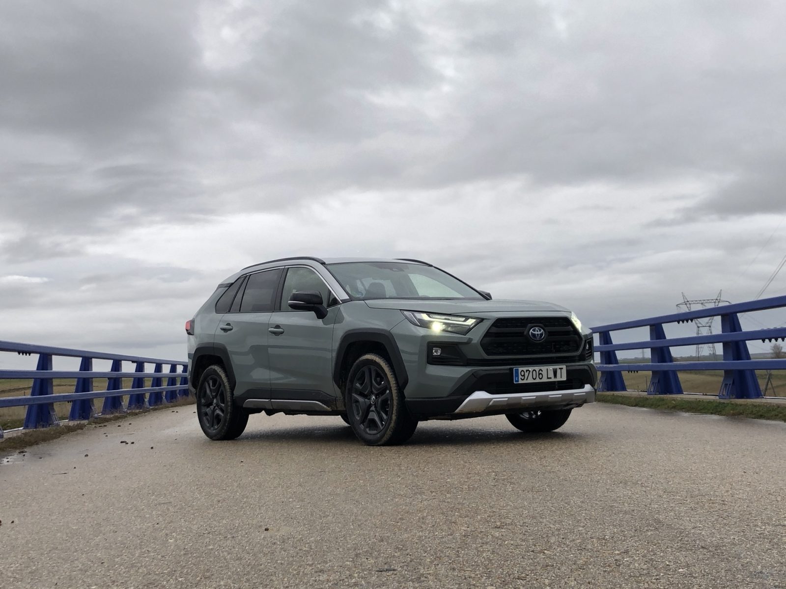 Un Toyota RAV 4 recorre 2.000 kilómetros en modo eléctrico