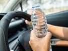 Los peligros de las botellas de agua en el coche durante el verano