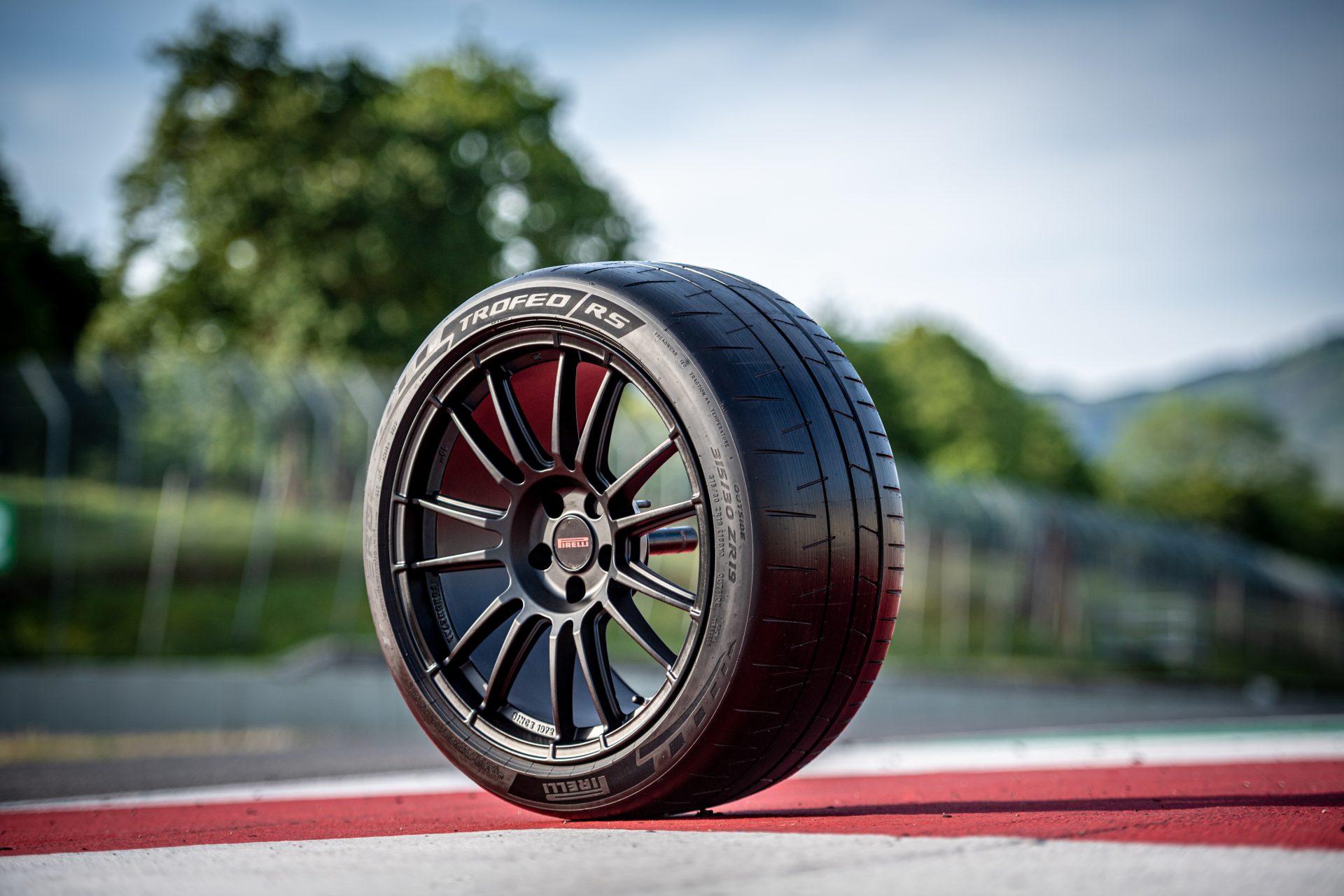 Pirelli P Zero Trofeo Rs (1)