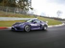 El Porsche 718 Cayman GT4 RS estrena el kit Manthey, una mejora aerodinámica y de rendimiento pensada para circuito