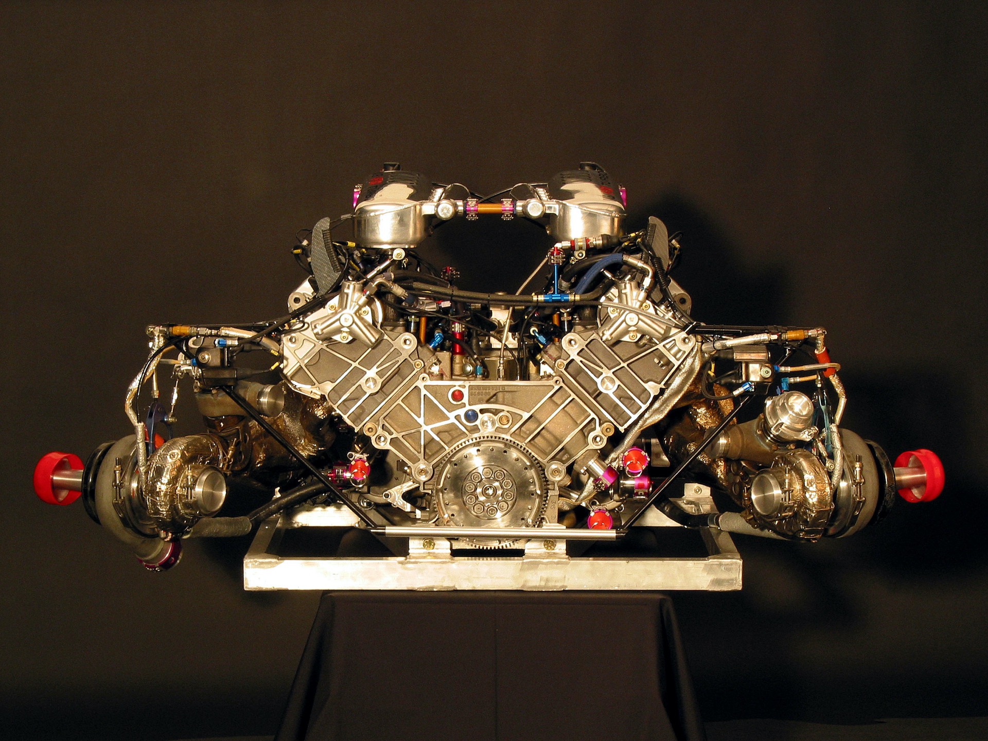 En la imagen, un motor de competición con configuración "V-cold", con los turbocompresores fuera de la V que forman los cilindros.