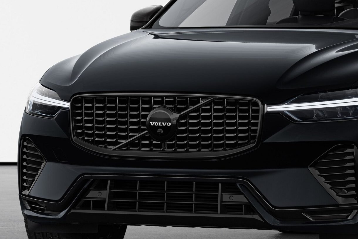 Volvo XC60 Black Edition 2025 todo al negro para EE.UU.