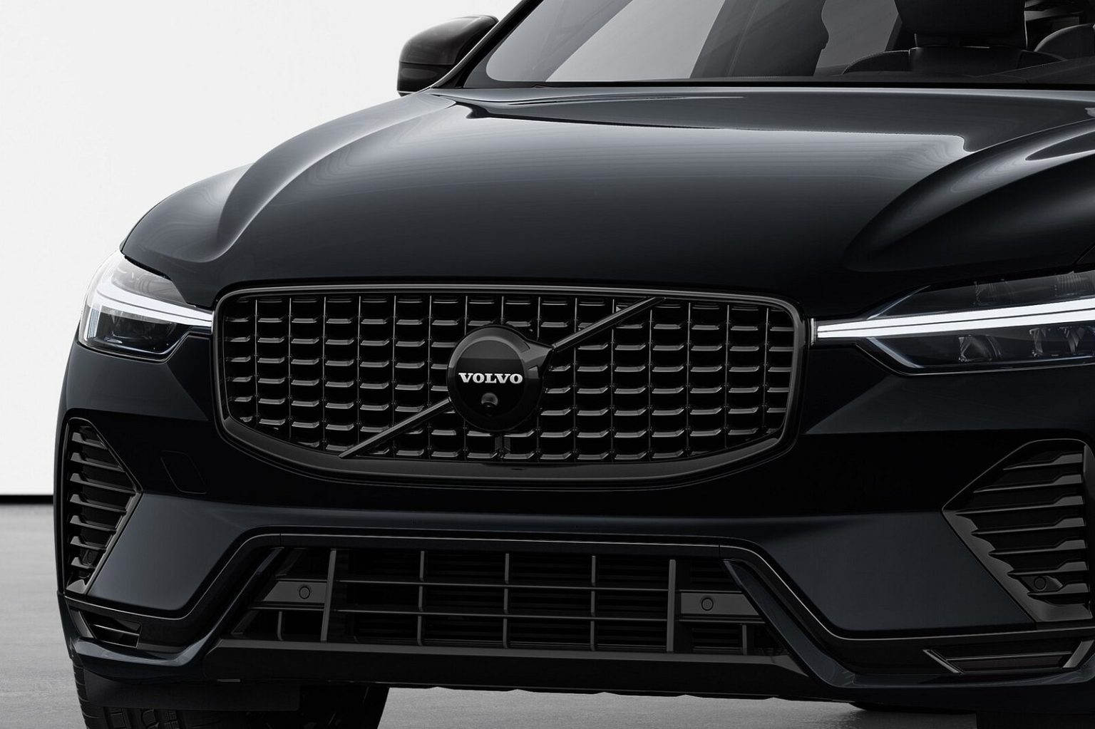 Volvo XC60 Black Edition 2024 todo al negro para EE.UU.
