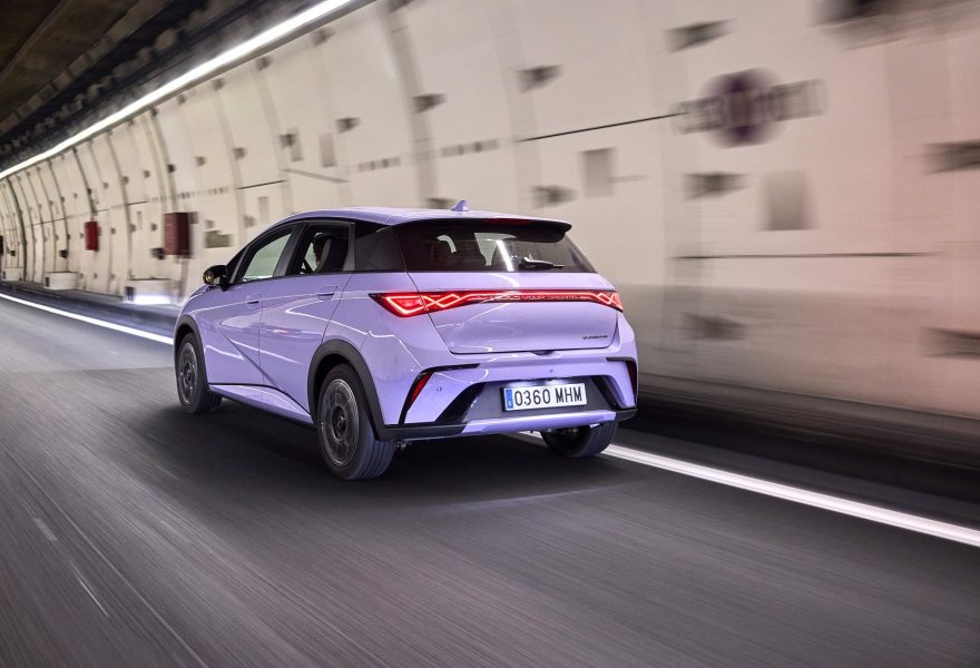 BYD Dolphin frente a Hyundai Kona eléctrico: qué compacto cero emisiones rinde mejor por su precio