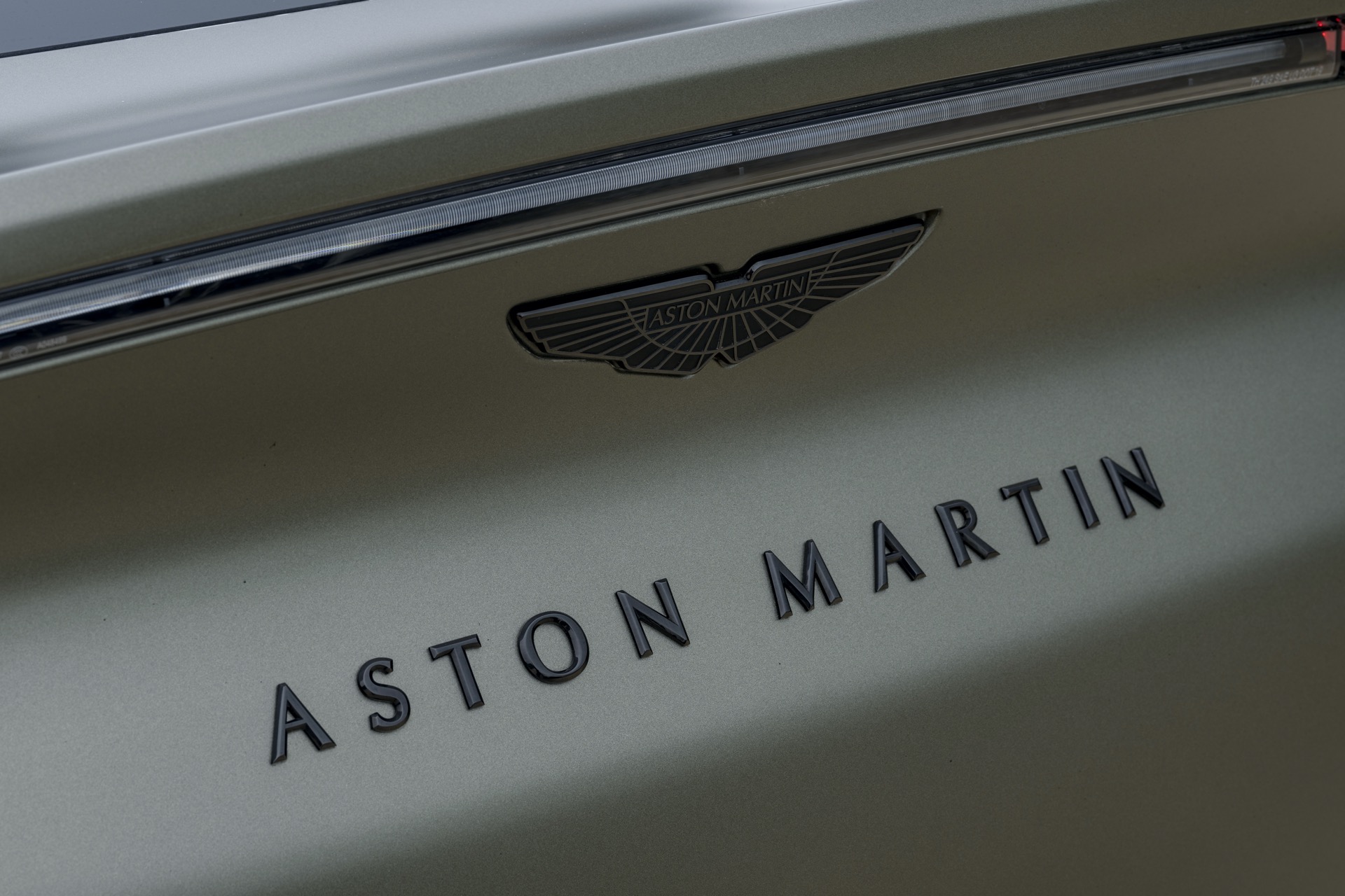 Aston Martin Dbx 707 12
