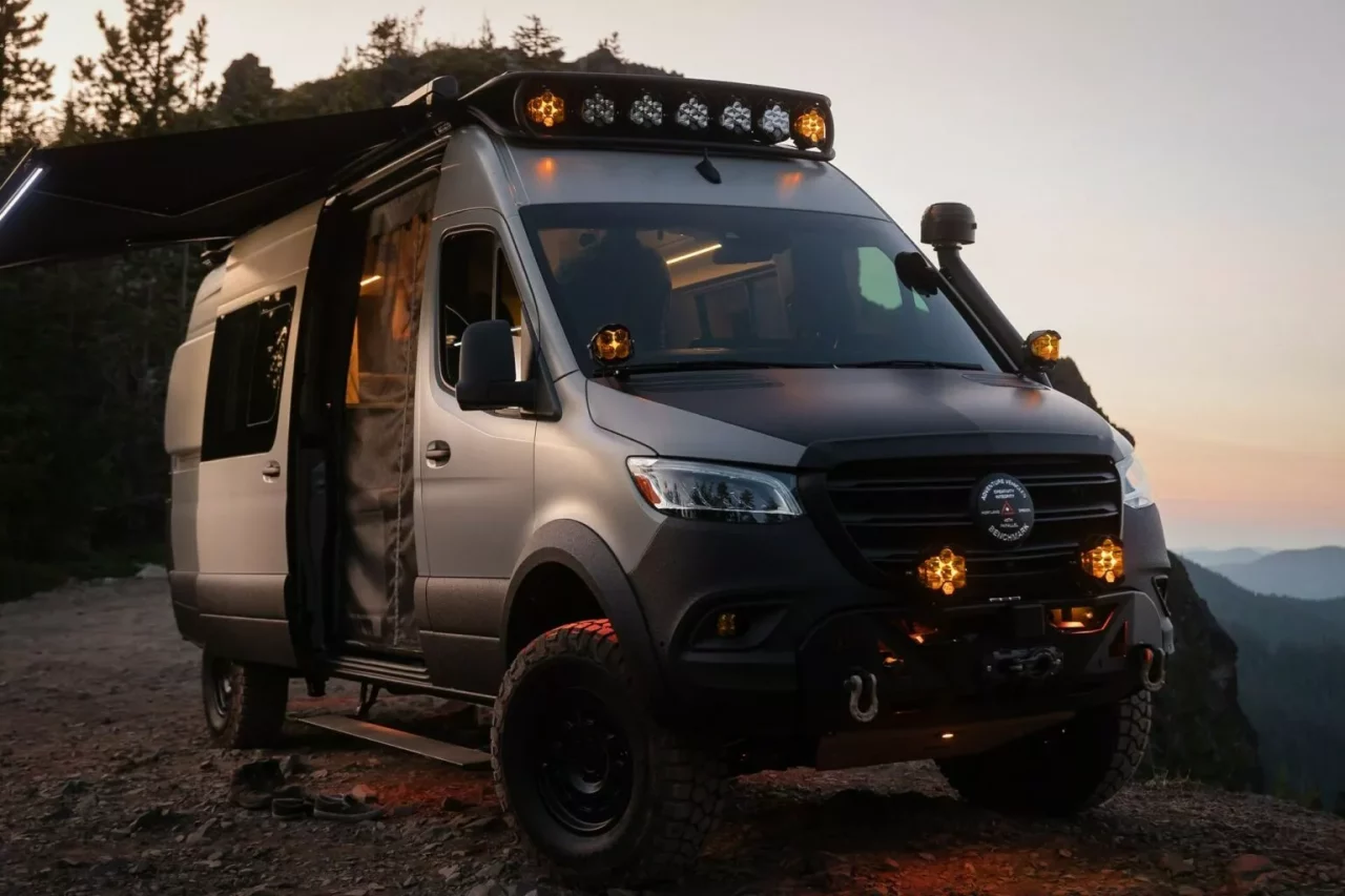 Benchmark のこのメルセデス スプリンターは、キャンピングカー