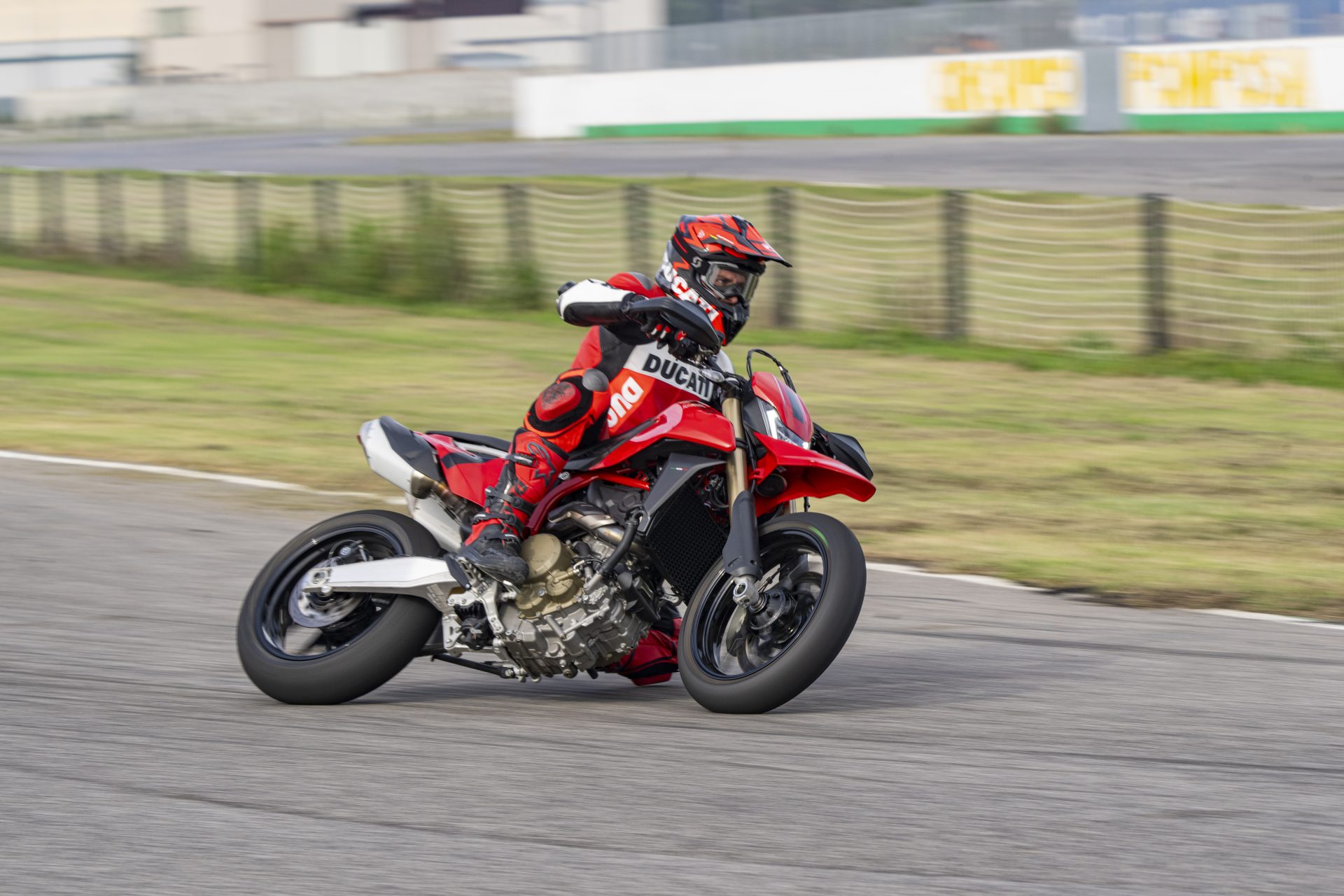 Ducati Hypermotard 698 Mono 2024 (9)