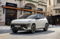 Hyundai Kona Electric против Kia EV3: какой электрический городской SUV-B даёт больше ценности до 42 000 евро