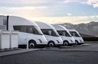 Tesla inicia las entregas en Estados Unidos de la versión de producción en serie de su camión Semi