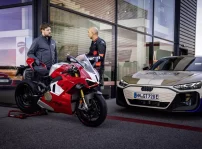 Audi E Tron Gt Ducati Panigale V4 R (10)