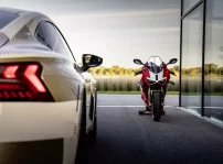 Audi E Tron Gt Ducati Panigale V4 R (7)