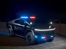 El Tesla Cybertruck se une a la policía y queda espectacular vestido de uniforme
