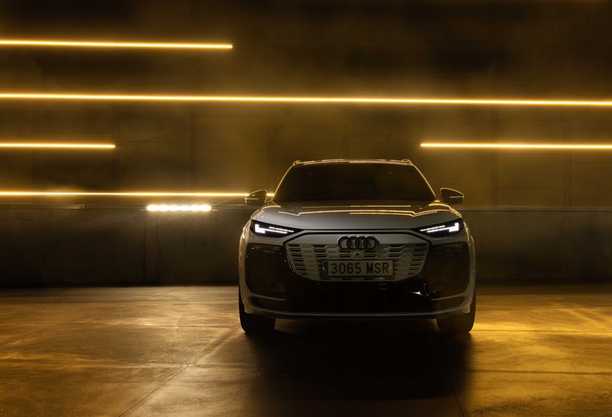 Cómo elegir un SUV premium eléctrico para viajar en 2026: autonomía, red de carga y confort de marcha