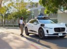 Waymo está pagando 20 dólares por cerrar la puerta de sus vehículos autónomos