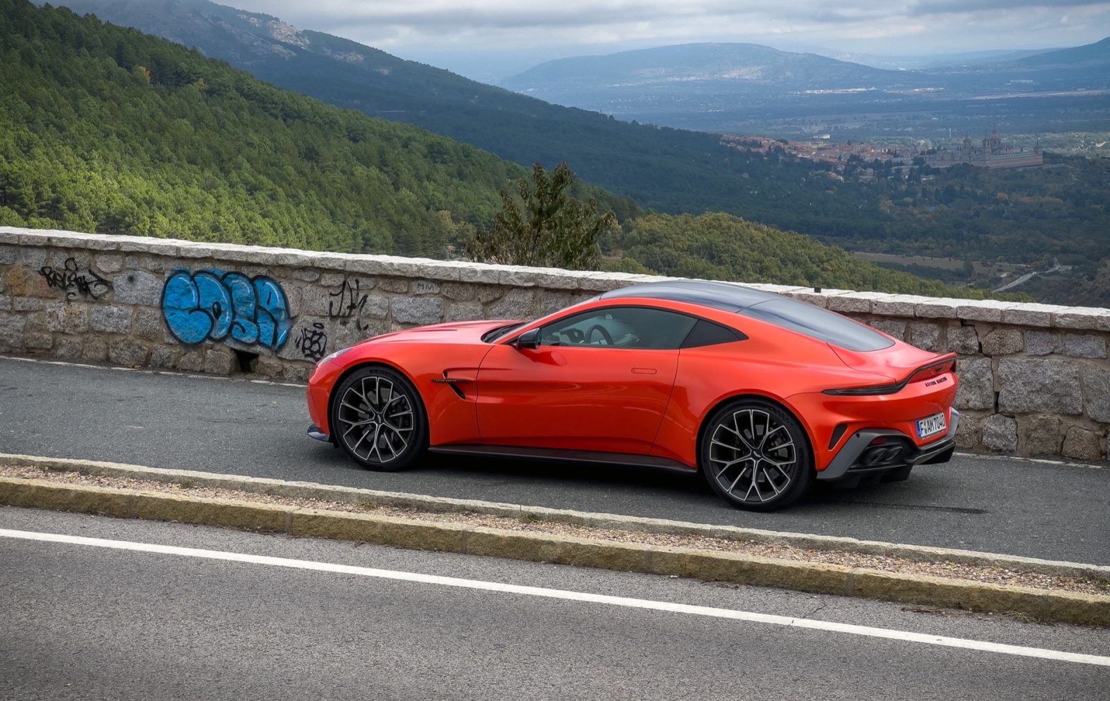 Der Schone Aston Martin Vantage Eine Ikone Der Automobilkunstfeed