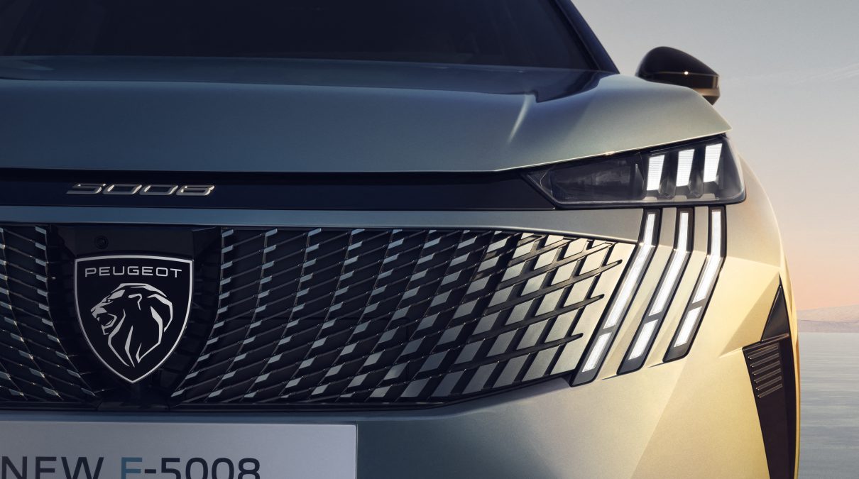 Peugeot e-5008 frente a Kia EV5: dos SUV eléctricos familiares a examen en autonomía, tecnología y seguridad