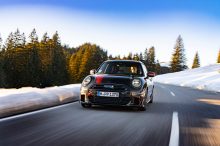 El MINI John Cooper Works se mueve con soltura por pistas con hielo y nieve