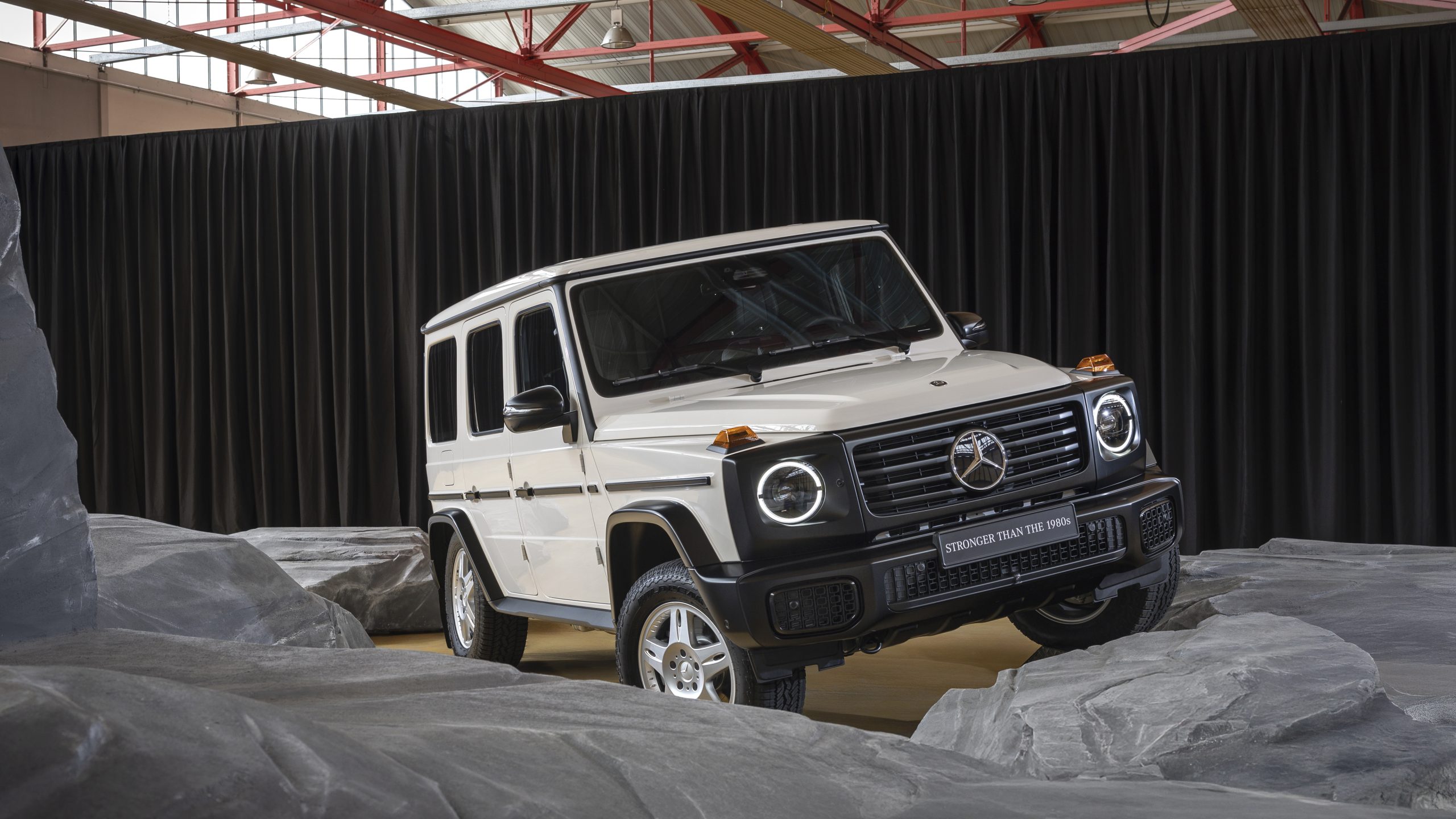 Mercedes Benz G Klasse Edition Stronger Than The 1980s Manufaktur Agavengrün Uni; Sitzpolster Mit Taubengrauem Stoff // Mercedes Benz G Class Edition Stronger Than The 1980s Manufaktur Agave Green Solid; Seat Upholstery In Dove Grey Fabric