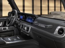 Mercedes Benz G Klasse Edition Stronger Than The 1980s Manufaktur Agavengrün Uni; Sitzpolster Mit Taubengrauem Stoff // Mercedes Benz G Class Edition Stronger Than The 1980s Manufaktur Agave Green Solid; Seat Upholstery In Dove Grey Fabric