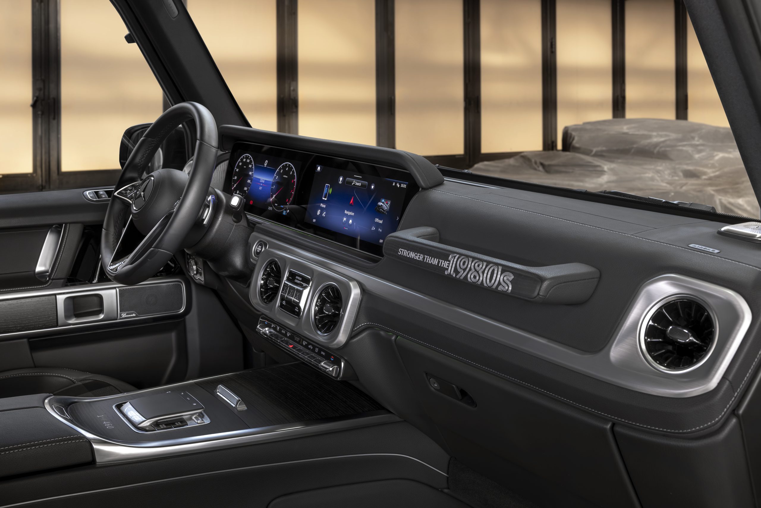 Mercedes Benz G Klasse Edition Stronger Than The 1980s Manufaktur Agavengrün Uni; Sitzpolster Mit Taubengrauem Stoff // Mercedes Benz G Class Edition Stronger Than The 1980s Manufaktur Agave Green Solid; Seat Upholstery In Dove Grey Fabric