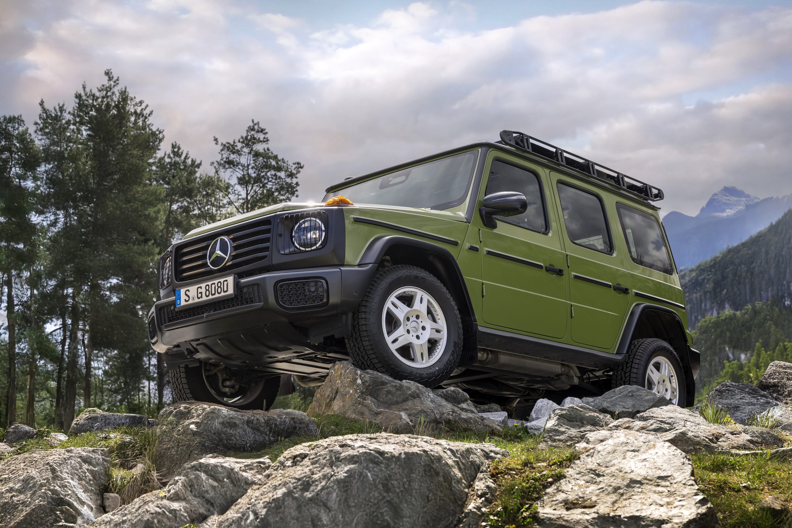 Mercedes Benz G Klasse Edition Stronger Than The 1980s Manufaktur Agavengrün Uni; Sitzpolster Mit Taubengrauem Stoff // Mercedes Benz G Class Edition Stronger Than The 1980s Manufaktur Agave Green Solid; Seat Upholstery In Dove Grey Fabric