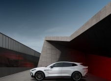 Aston Martin Dbx S 05