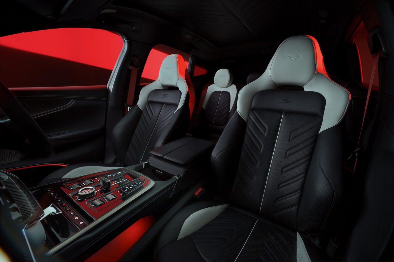Aston Martin Dbx S 18